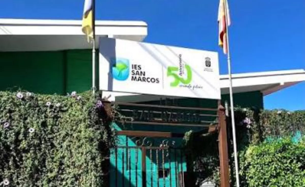 Puerta del IES San Marcos. / IES SAN MARCOS