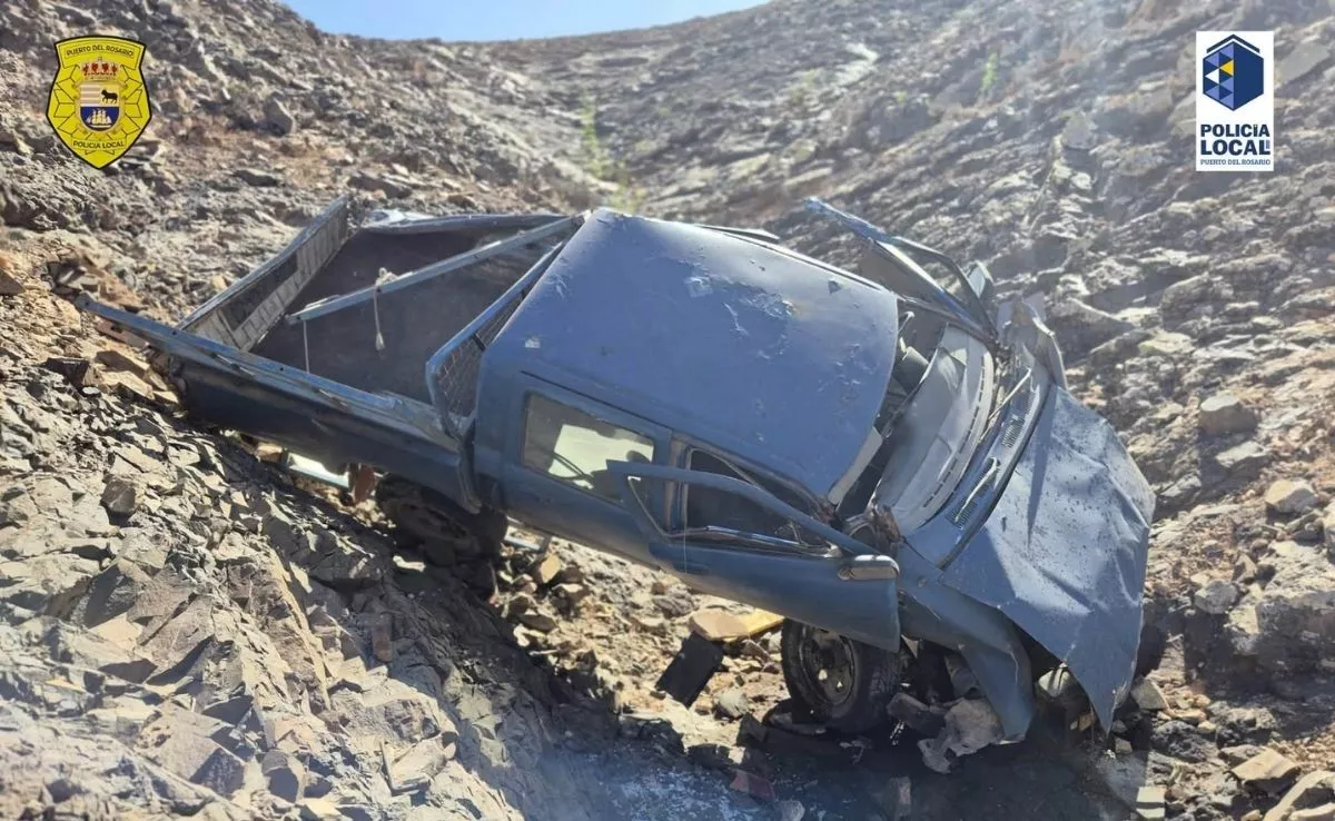 Investigan el abandono de un vehículo accidentado en un barranco de Puerto del Rosario. / POLICÍA LOCAL DE PUERTO DEL ROSARIO