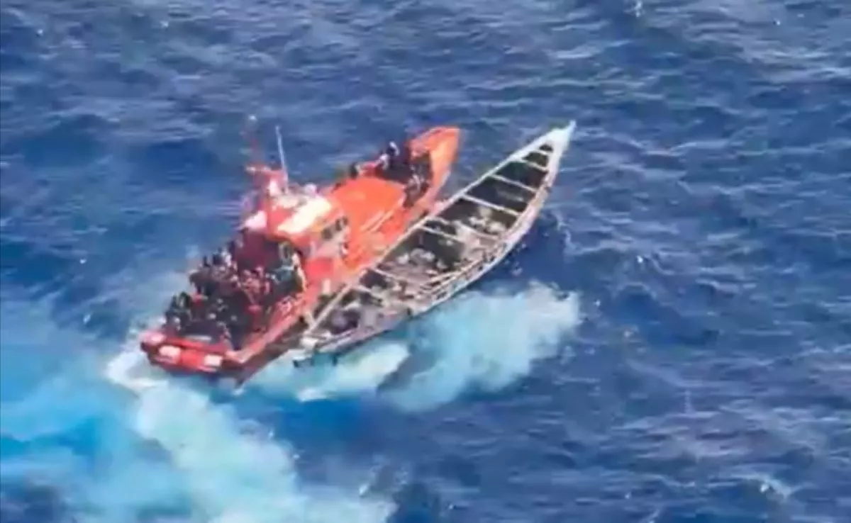 Rescate de Salvamento Marítimo de un cayuco al sur de El Hierro. / SALVAMENTO MARÍTIMO