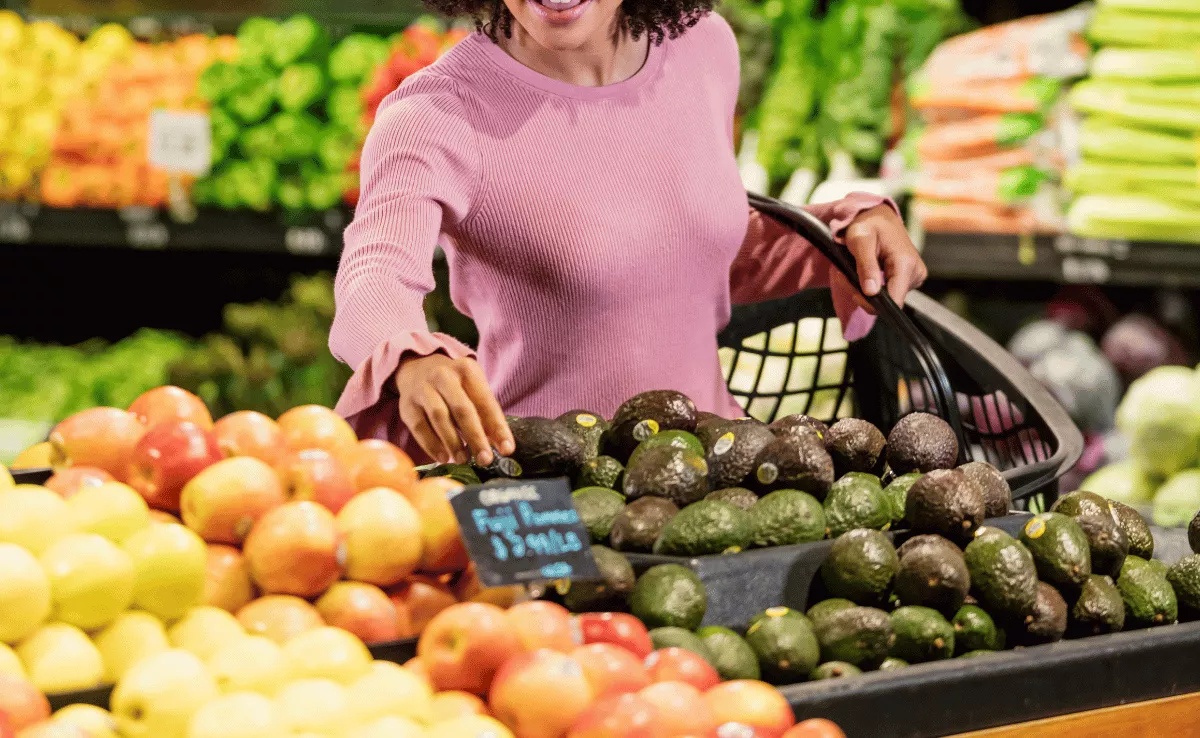 Imagen de una persona haciendo la compra en un supermercado / CANVA