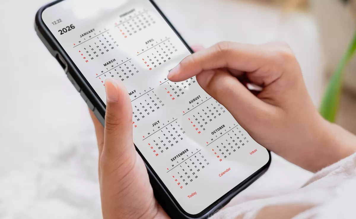 Imagen de una persona revisando el calendario del móvil / CANVA