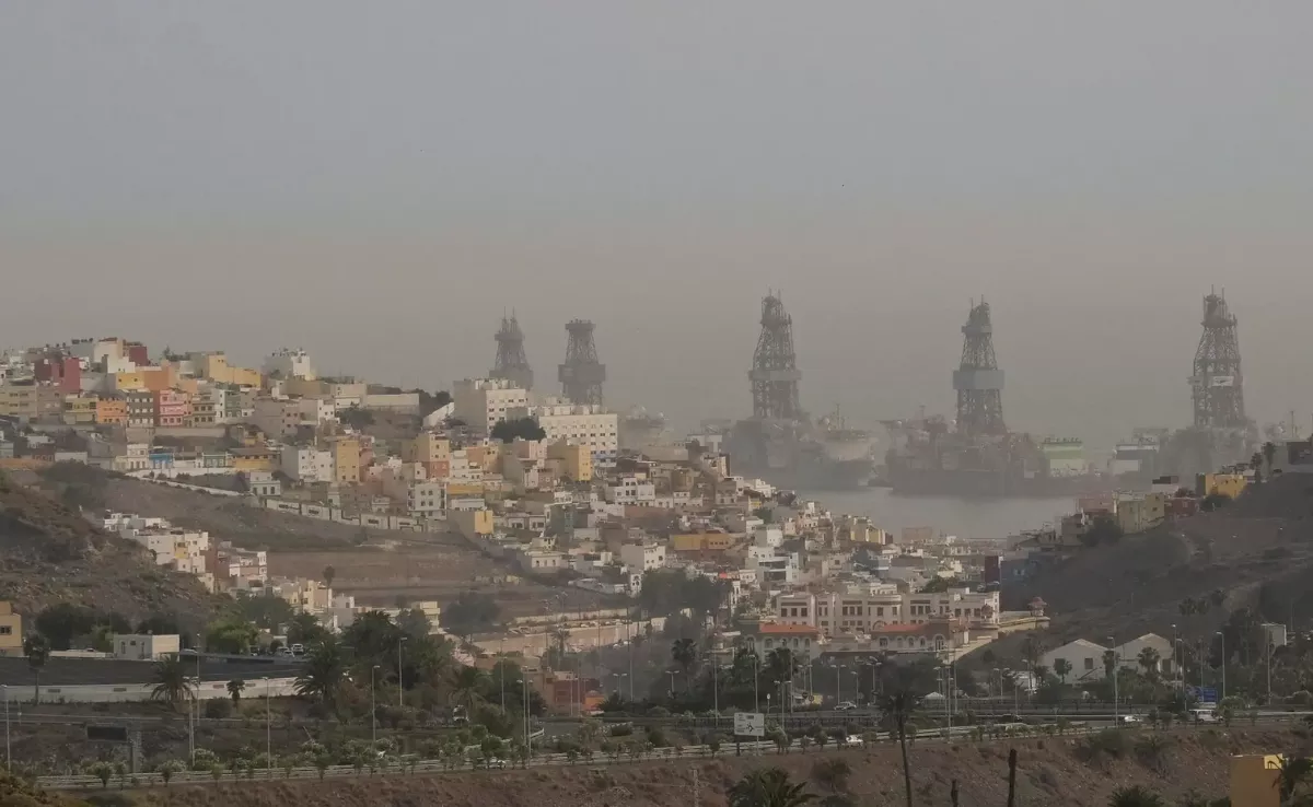 Imagen de archivo de un día de calima en Canarias / EFE