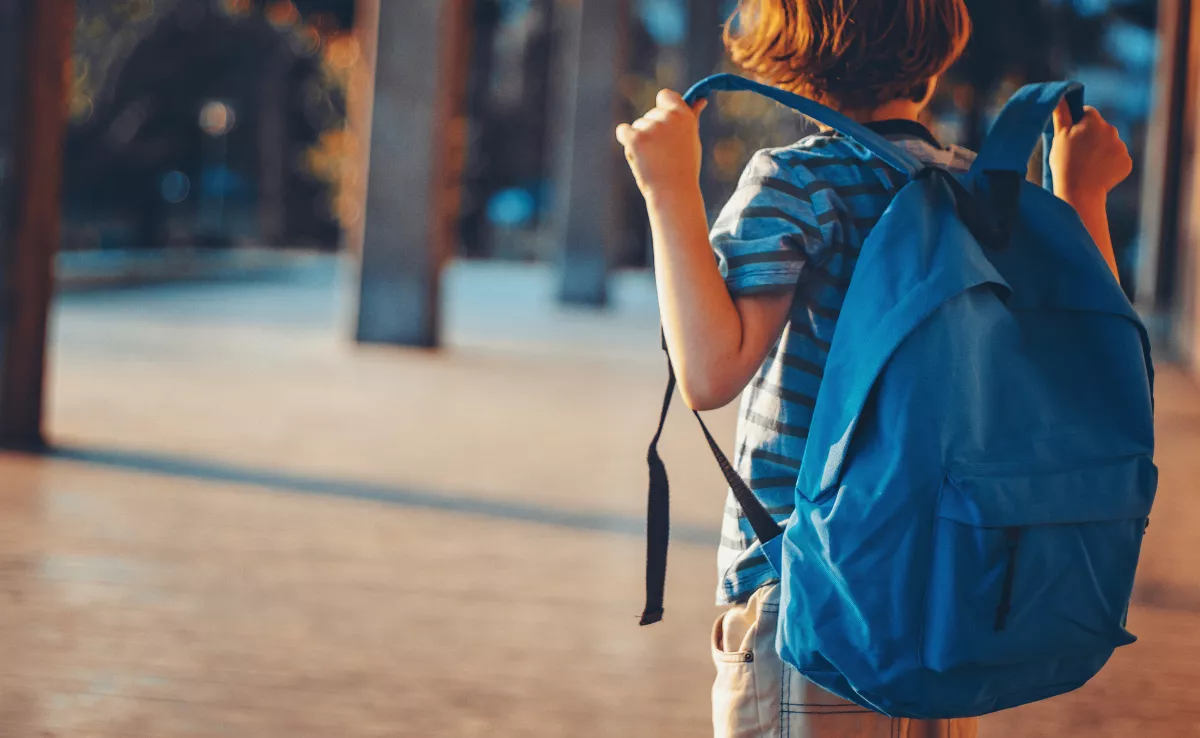 Imagen de un niño de camino al colegio / CANVA