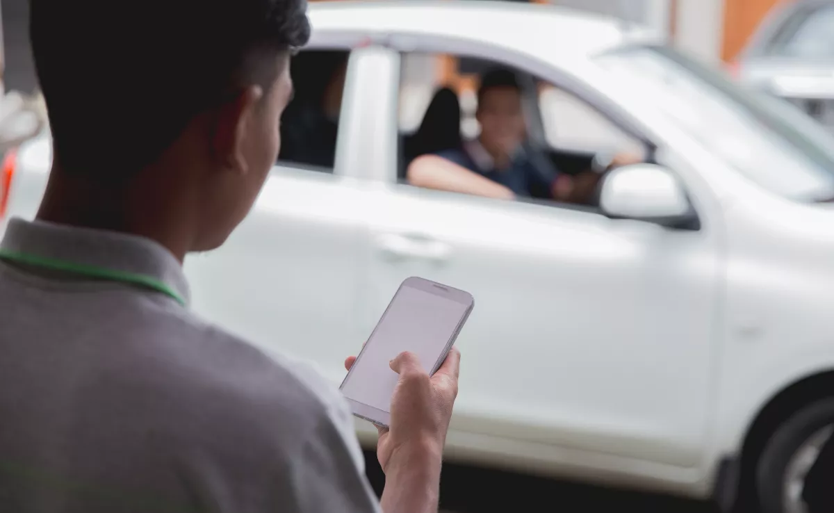 Imagen de una persona pidiendo transporte / CANVA