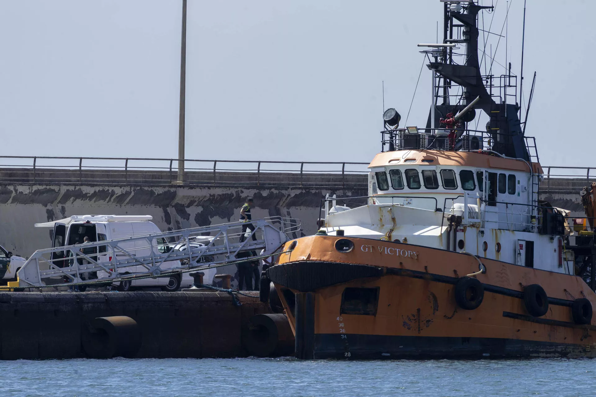 En la imagen, el remolcador atracado en el puerto de Santa Cruz de Tenerife. EFE/ Miguel Barreto