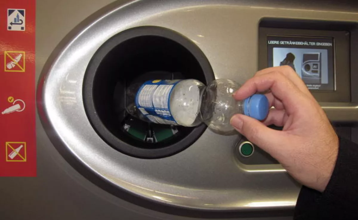 Imagen de una máquina para devolver las botellas de plástico / EFE