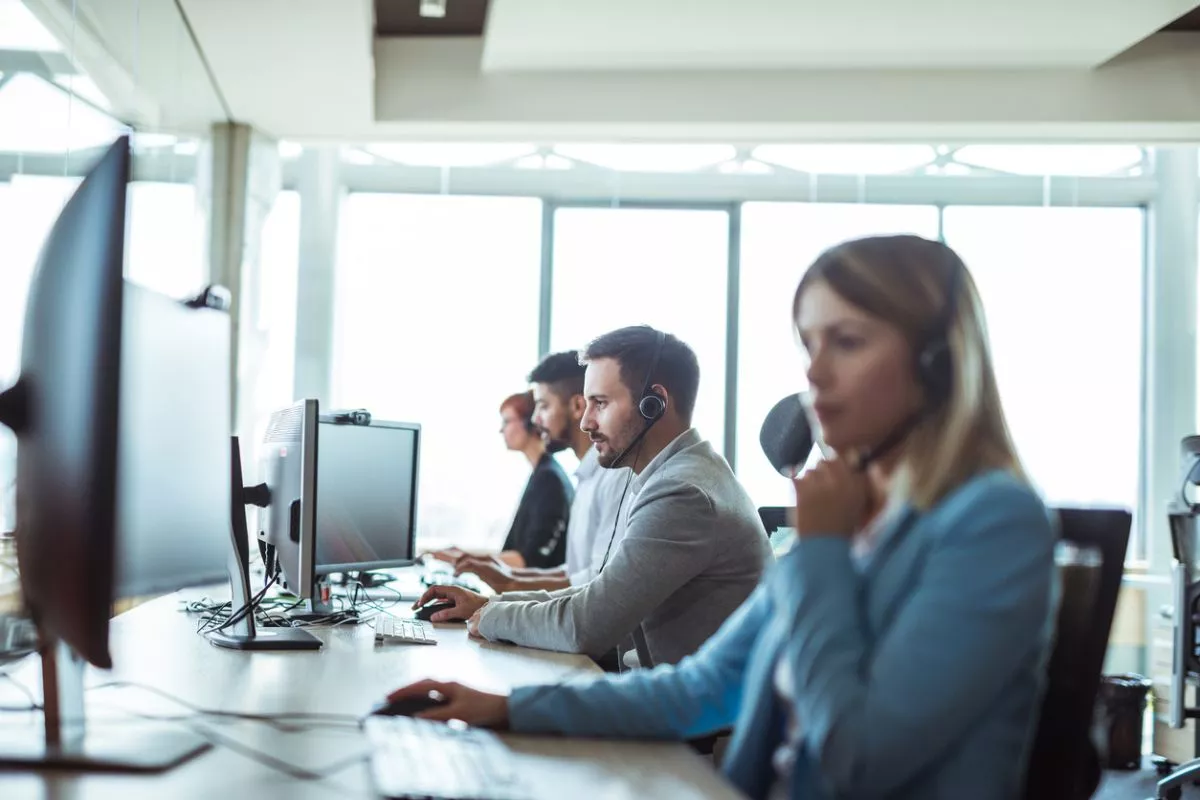 Personas atendiendo llamadas de consumidores. / SERVIMEDIA