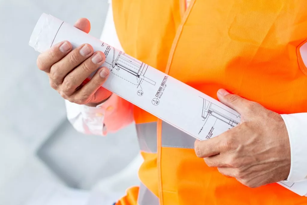 Un técnico con un plano. / GOBIERNO DE CANARIAS