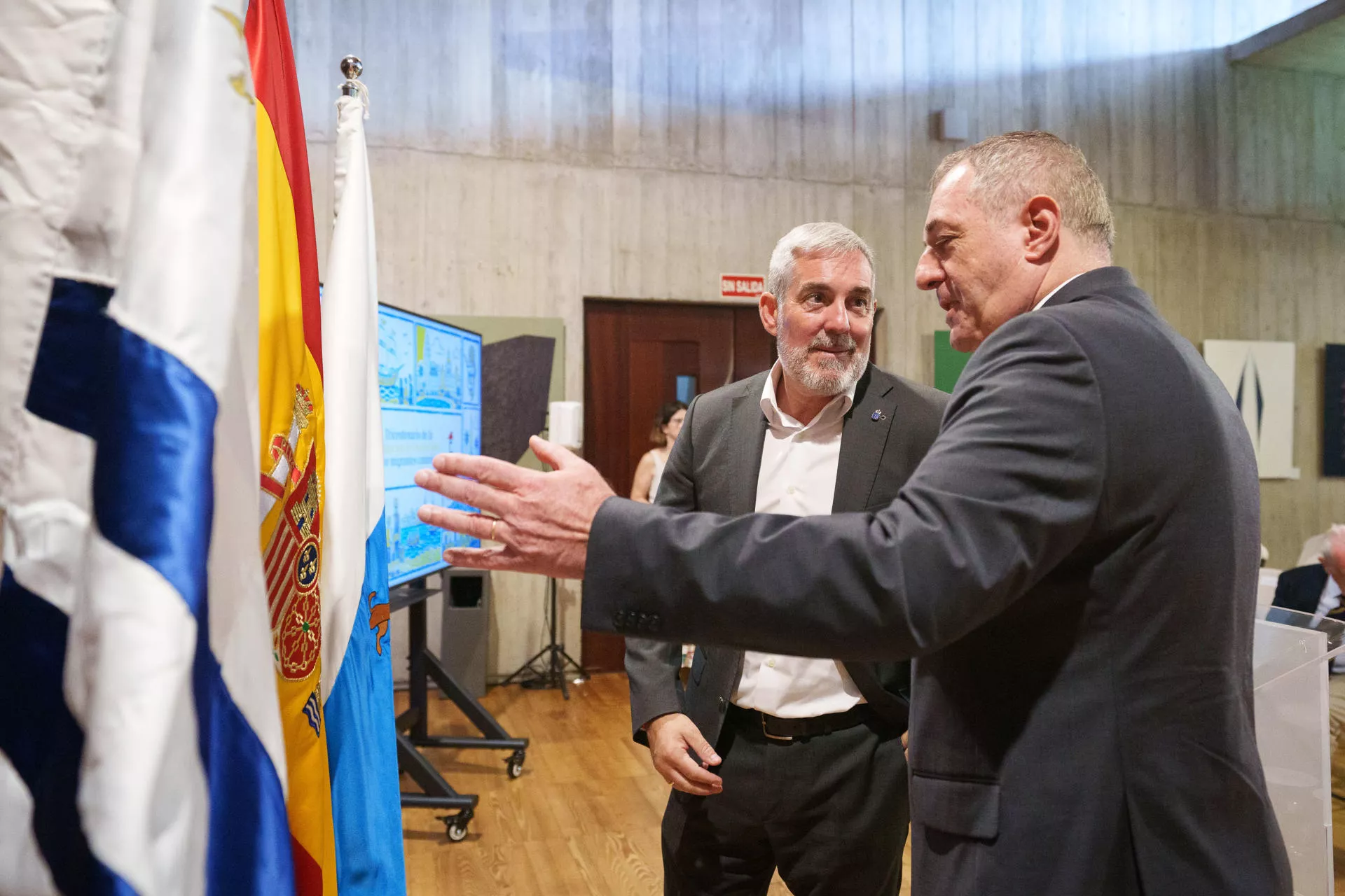 El presidente de Canarias, Fernando Clavijo (i) y el embajador de Uruguay en España, Bernardo Grevier. / RAMÓN DE LA ROCHA-EFE