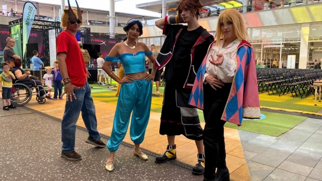 Elena junto a sus amistades, también cosplayers, Drokxer y Raúl / ARIADNA MARTÍNEZ - ATLÁNTICO HOY Elena junto a sus amistades, también cosplayers, Drokxer y Raúl / ARIADNA MARTÍNEZ - ATLÁNTICO HOY