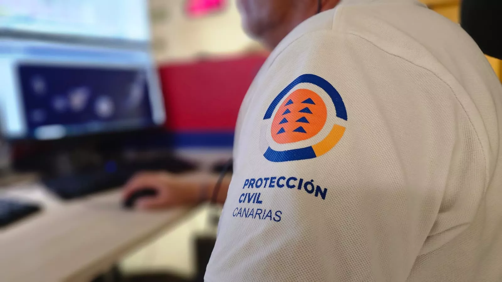 Un trabajador de Protección Civil. / CECOES