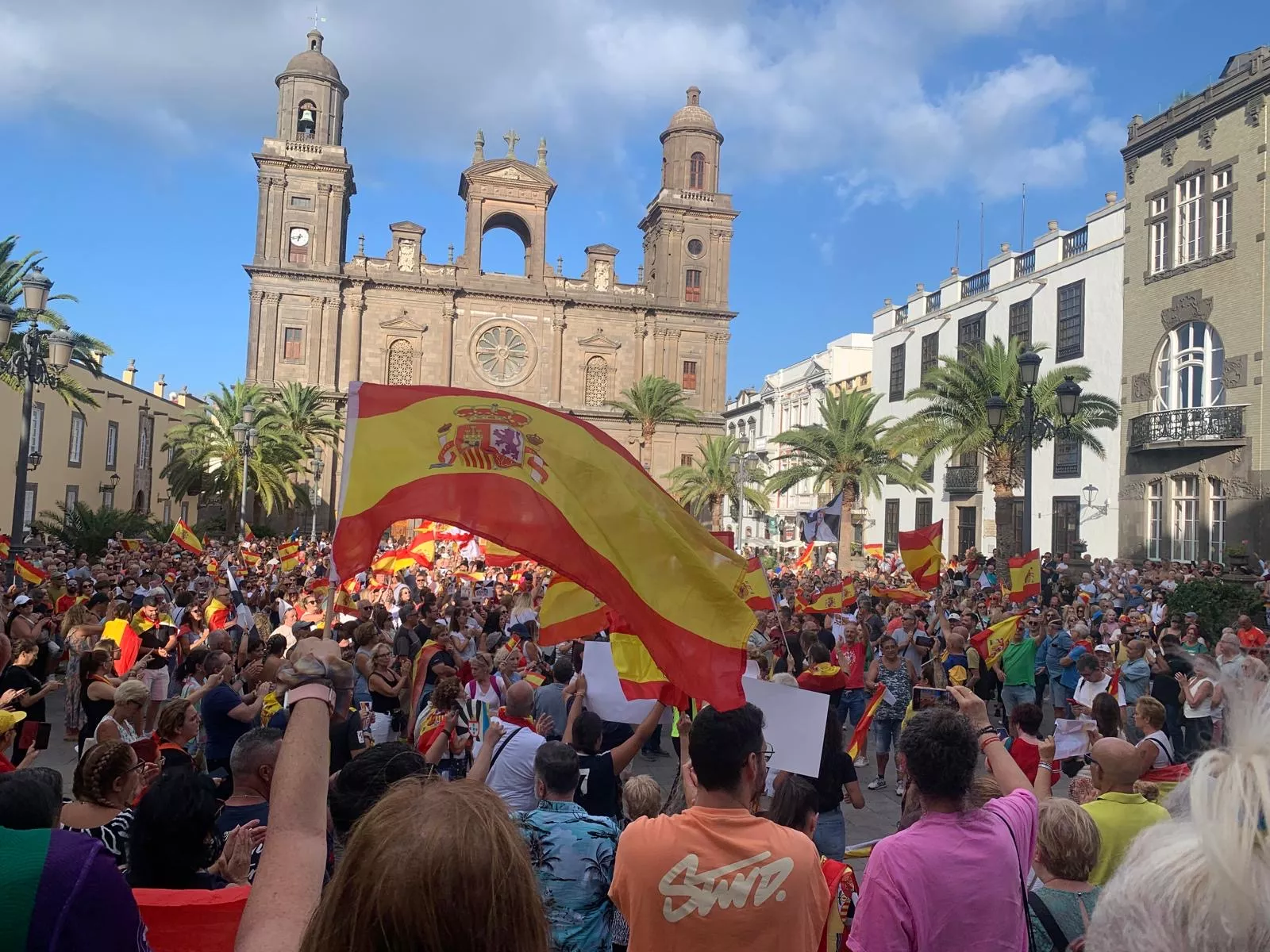 Canarias arropa a Ceuta: miles de personas llenan las calles de las dos capitales. / AH