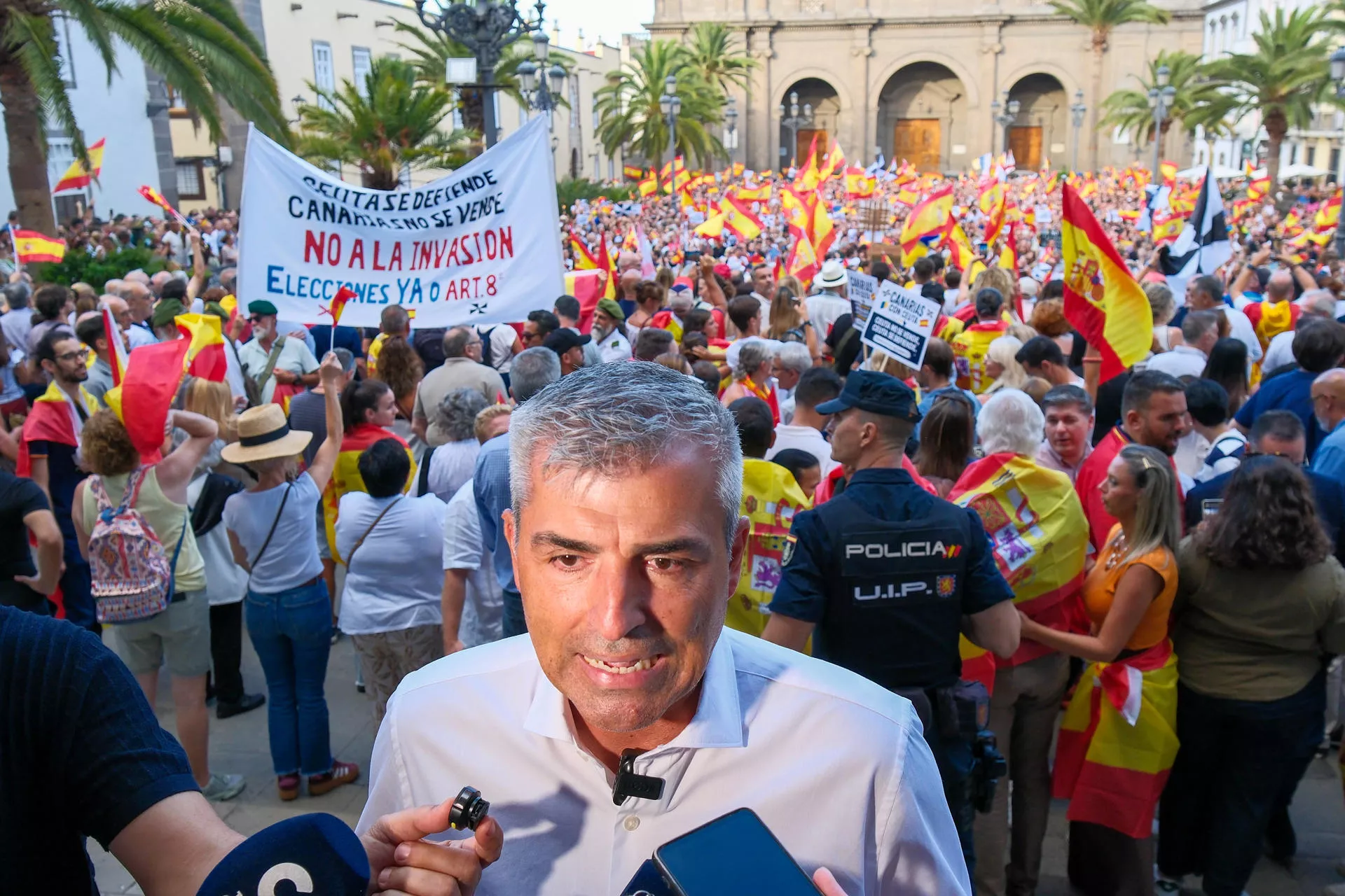 El presidente del PP de Canarias, Manuel Domínguez, atiende a los medios de comunicación durante la concentración convocada por su partido este miércoles en la Plaza de Santa Ana de Las Palmas de Canaria en apoyo a Ceuta. / ÁNGEL MEDINA G.-EFE