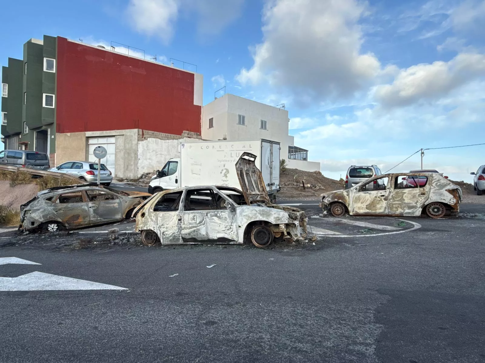 Tres coches calcinados siguen en una calle de Las Palmas de Gran Canaria casi dos semanas después de arder. CEDIDA