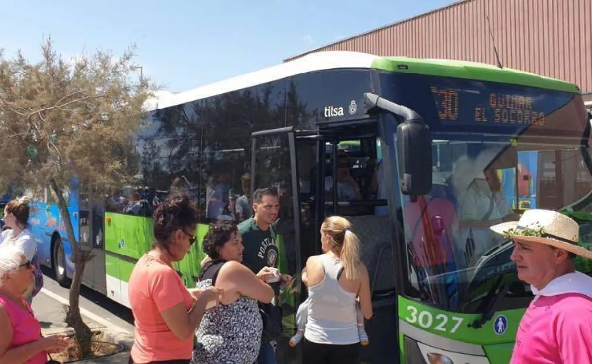 Imagen de unas personas yendo a las Fiestas de El Socorro / TITSA
