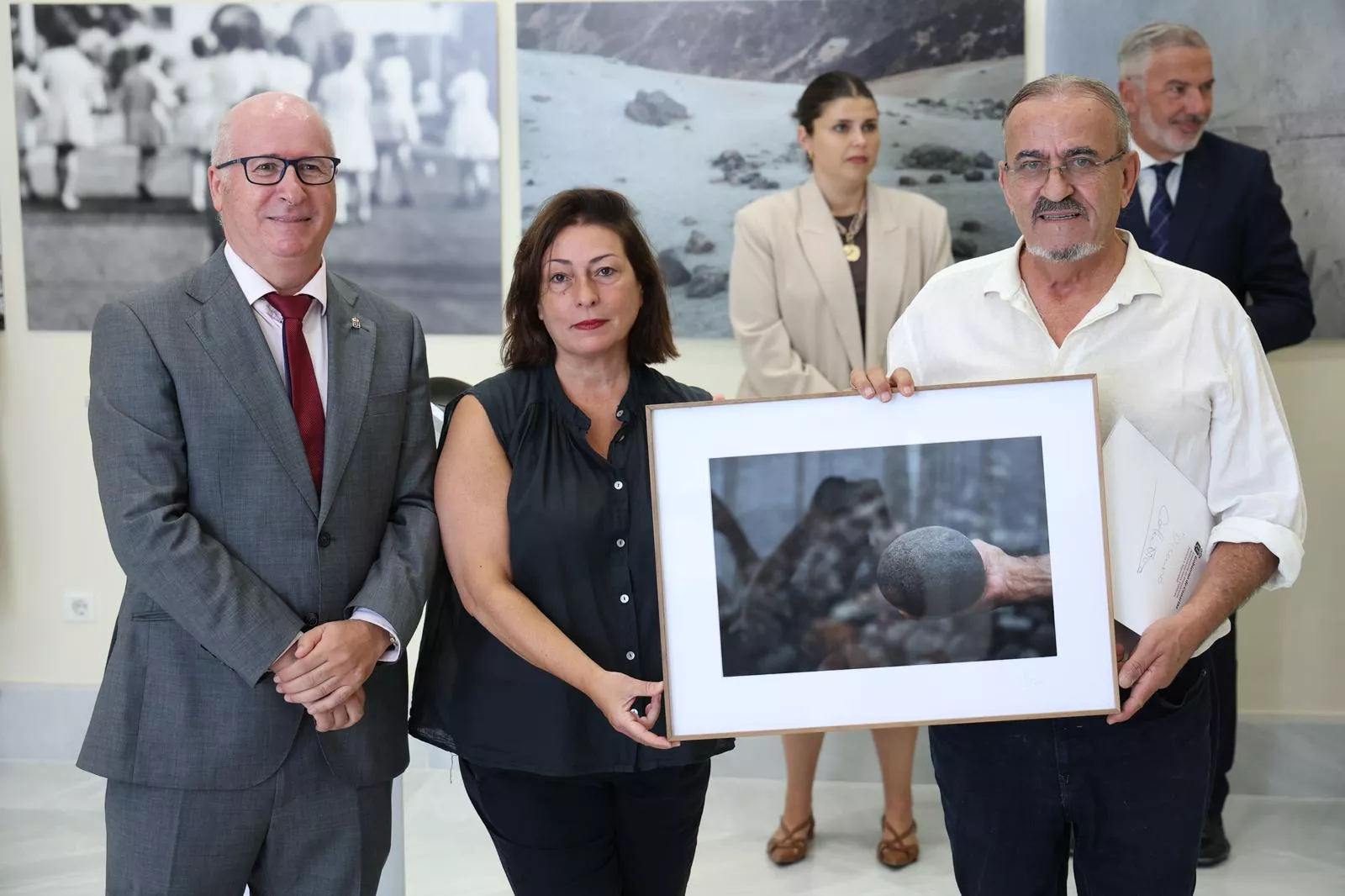 El Parlamento de Canarias inaugura ‘Cosmos’, una exposición sobre los menores robados
