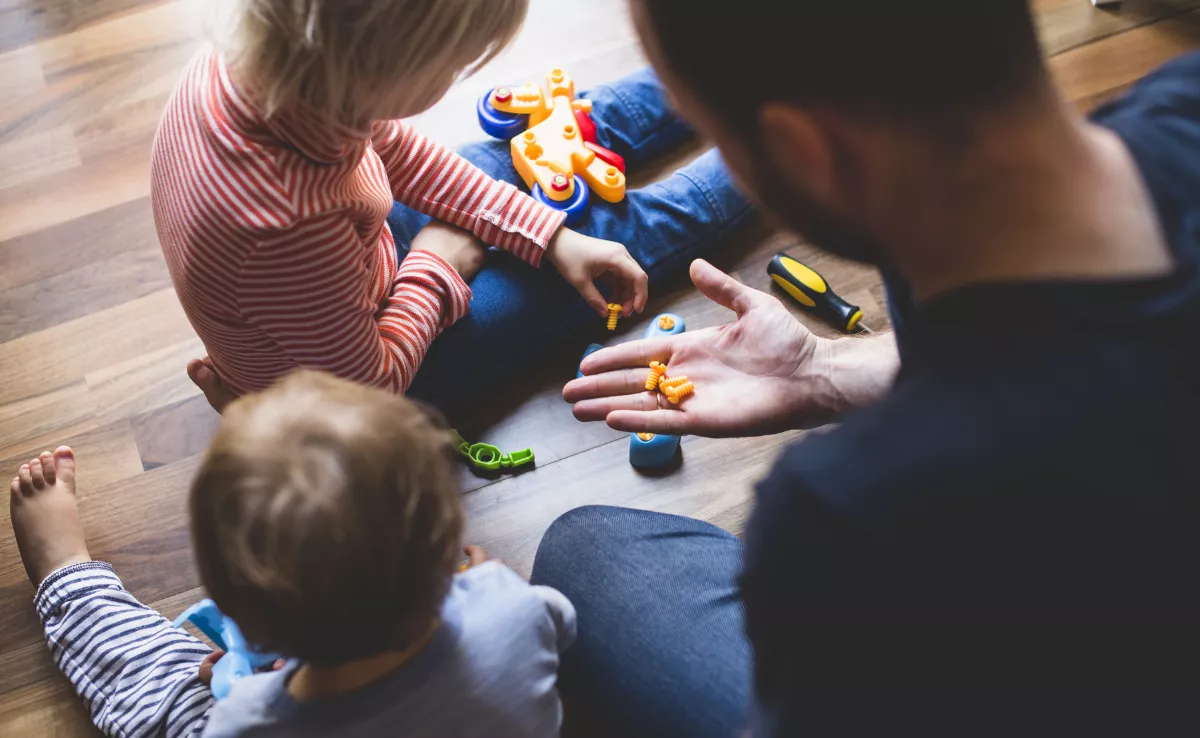 Imagen de un padre jugando con sus hijos / COFIDIS