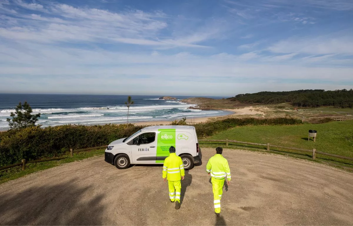 Técnicos de Effico trabajan en el mantenimiento de instalaciones en Ferrol, en Galicia. CEDIDA