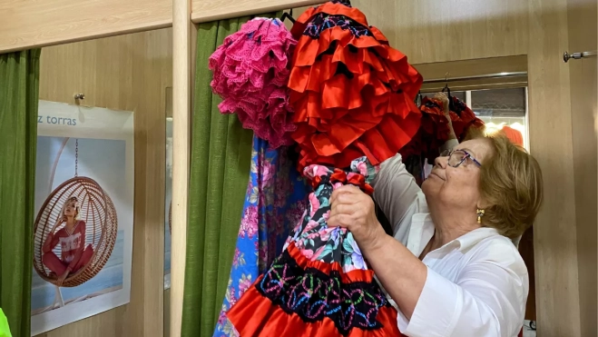 Rivas vende trajes de gitana que ella misma diseña y que un taller sevillano confecciona para la tienda / ARIADNA MARTÍNEZ - ATLÁNTICO HOY Rivas vende trajes de gitana que ella misma diseña y que un taller sevillano confecciona para la tienda / ARIADNA MARTÍNEZ - ATLÁNTICO HOY