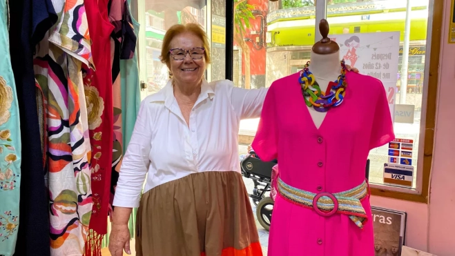 Cuatro décadas después, Rivas sigue disfrutando de comprar ropa y, sobre todo, de escogerla pensando en sus clientas / ARIADNA MARTÍNEZ - ATLÁNTICO HOY Cuatro décadas después, Rivas sigue disfrutando de comprar ropa y, sobre todo, de escogerla pensando en sus clientas / ARIADNA MARTÍNEZ - ATLÁNTICO HOY