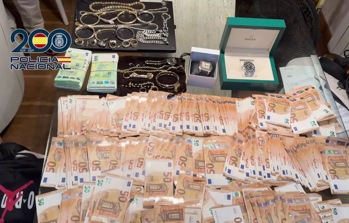 Dinero y objetos de lujo intervenidos por la Policía Nacional. AH