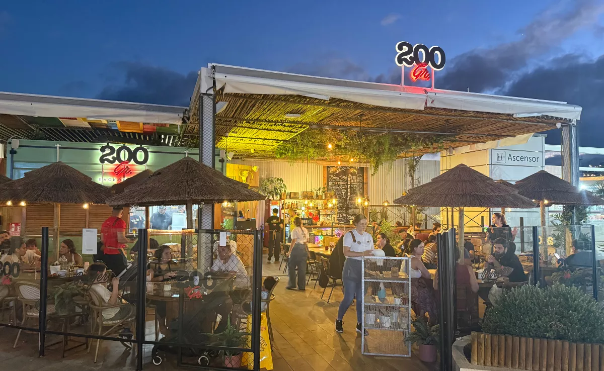 Hamburguesería 200 Gramos en la terraza del centro comercial Meridiano./ CEDIDA