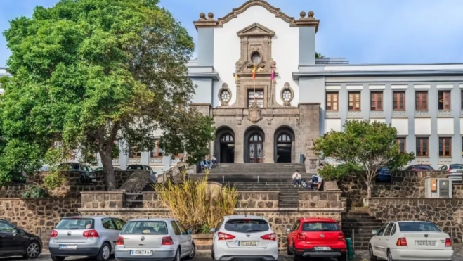 Unos coches aparcados en el parking del edificio central de la Universidad de La Laguna / AH