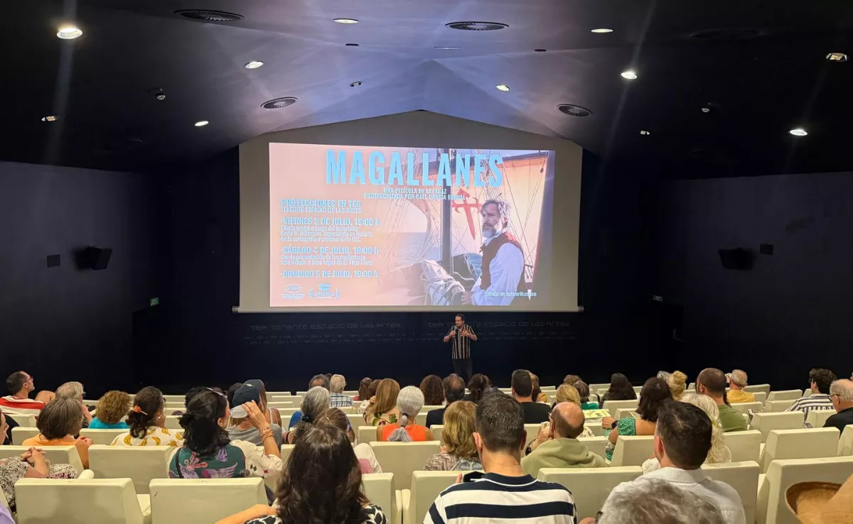 Imagen de Jairo López (El Viaje Films) presentando 'Magallanes en el TEA./ CEDIDA POR JAIRO LÓPEZ