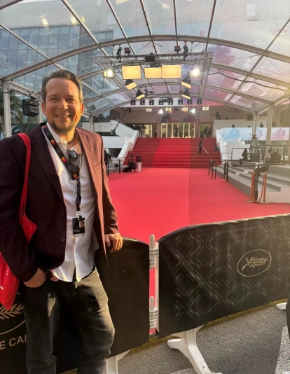 Imagen de Jairo López (El Viaje Films) frente la alfombra roja del Festival de Cannes Imagen de Jairo López (El Viaje Films) frente la alfombra roja del Festival de Cannes