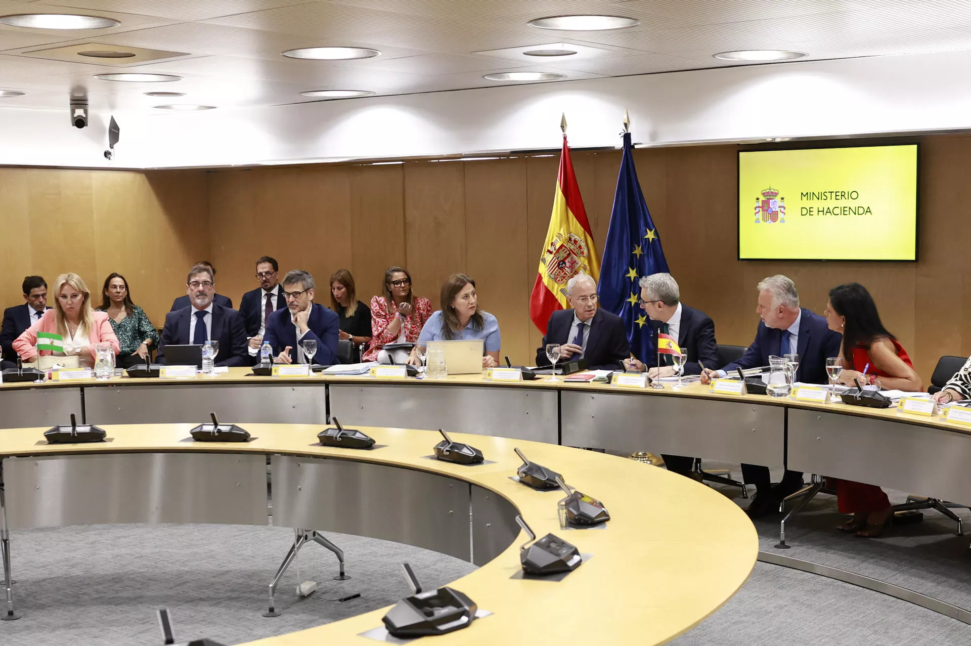  El ministro de Hacienda, Arcadi España, momentos antes del inicio del Consejo de Política Fiscal y Financiera que se celebra, este viernes, en Madrid. / EFE