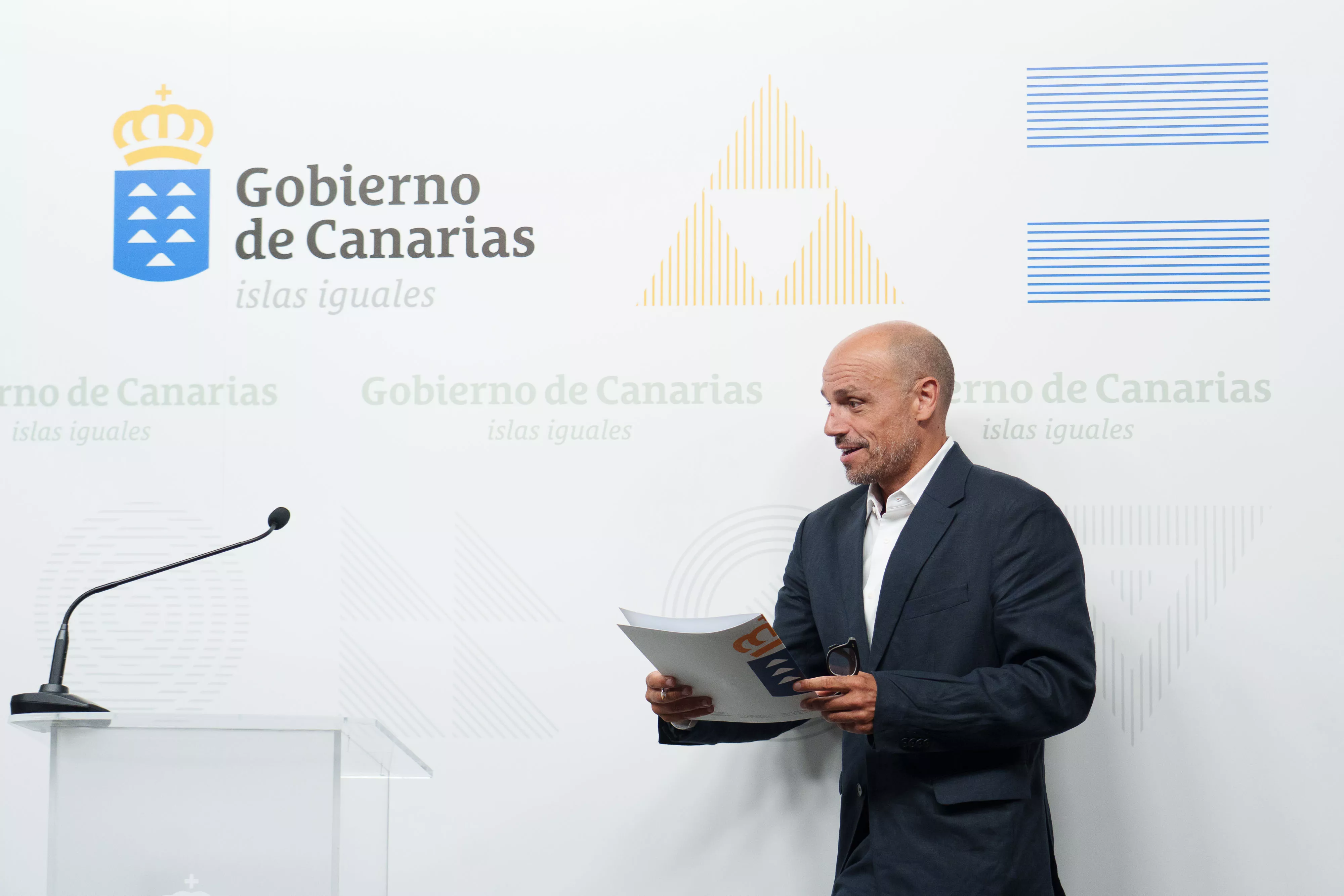 El portavoz del Gobierno de Canarias, Alfonso Cabello, durante la rueda de prensa que ofreció este viernes para informar de los asuntos acordados en el Consejo de Gobierno. / RAMÓN DE LA ROCHA-EFE