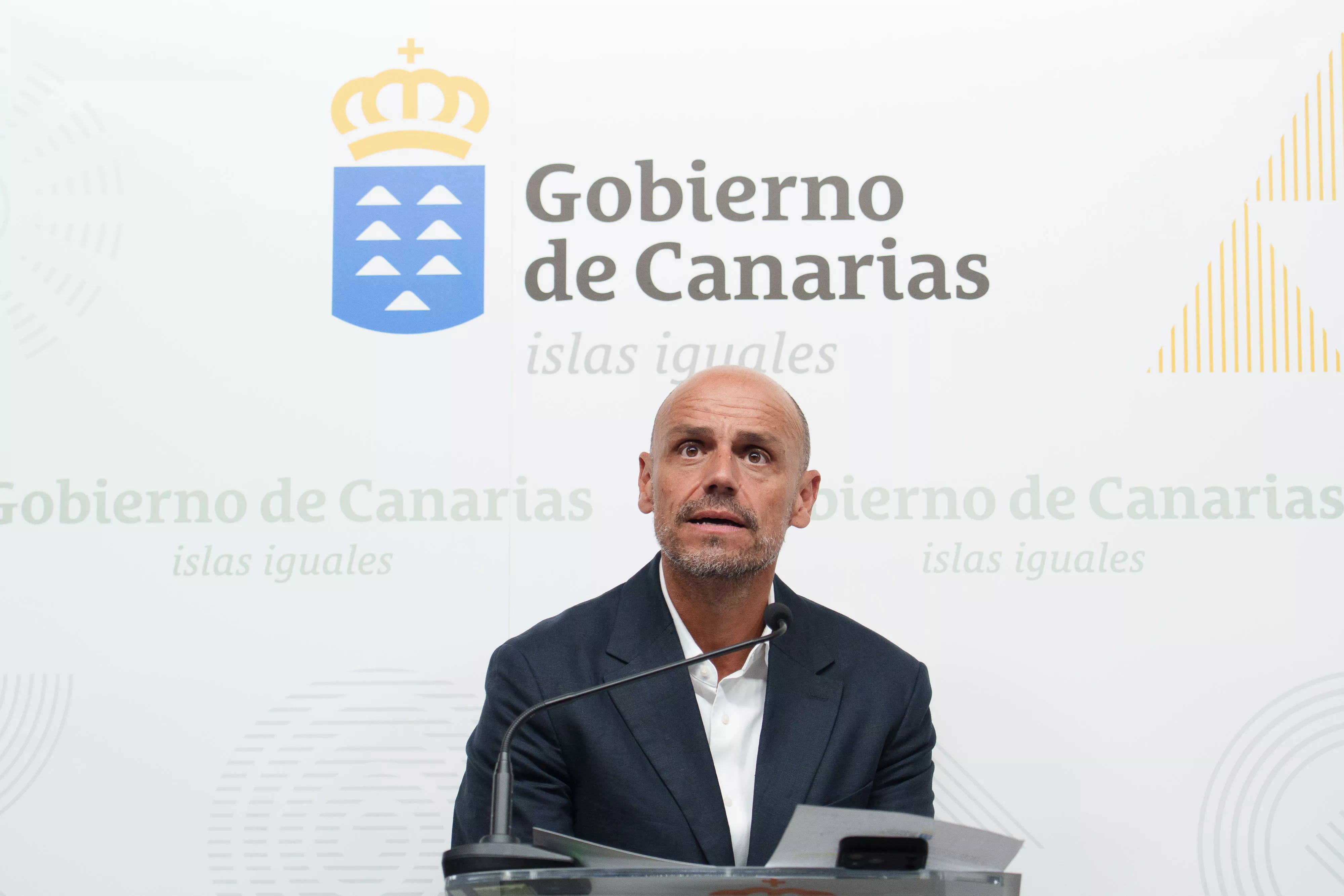 El portavoz del Gobierno de Canarias, Alfonso Cabello, durante la rueda de prensa que ofreció este viernes para informar de los asuntos acordados en el Consejo de Gobierno. / RAMÓN DE LA ROCHA-EFE