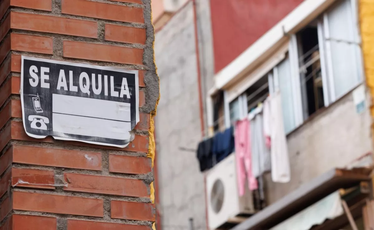 Imagen de un cartel de alquiler / EFE