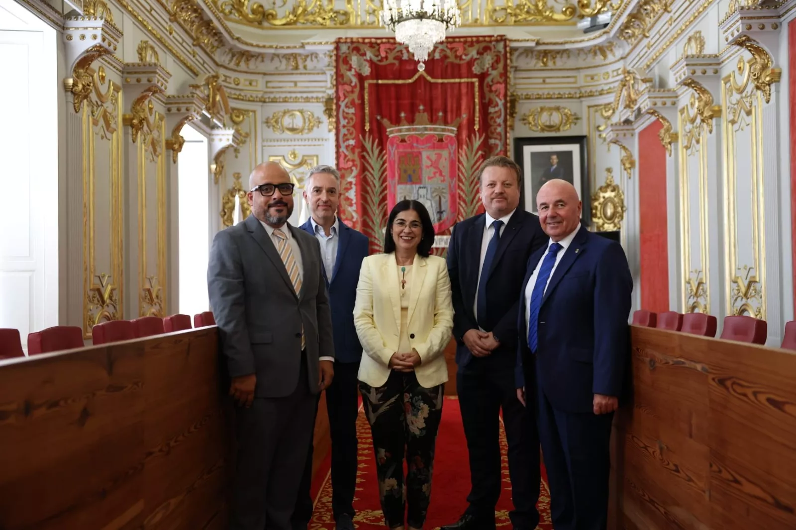 La alcaldesa, Carolina Darias, junto a la delegación de la ciudad de Victoria. AYUNTAMIENTO LPA