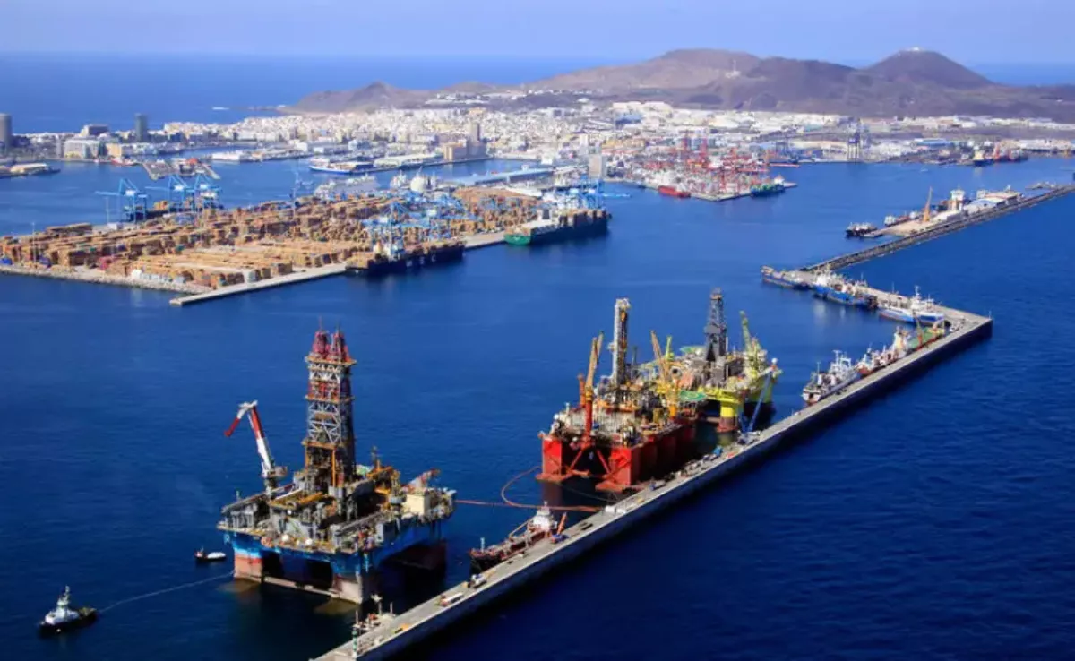 Varias plataformas en el muelle Reina Sofía del Puerto de Las Palmas. / APLP