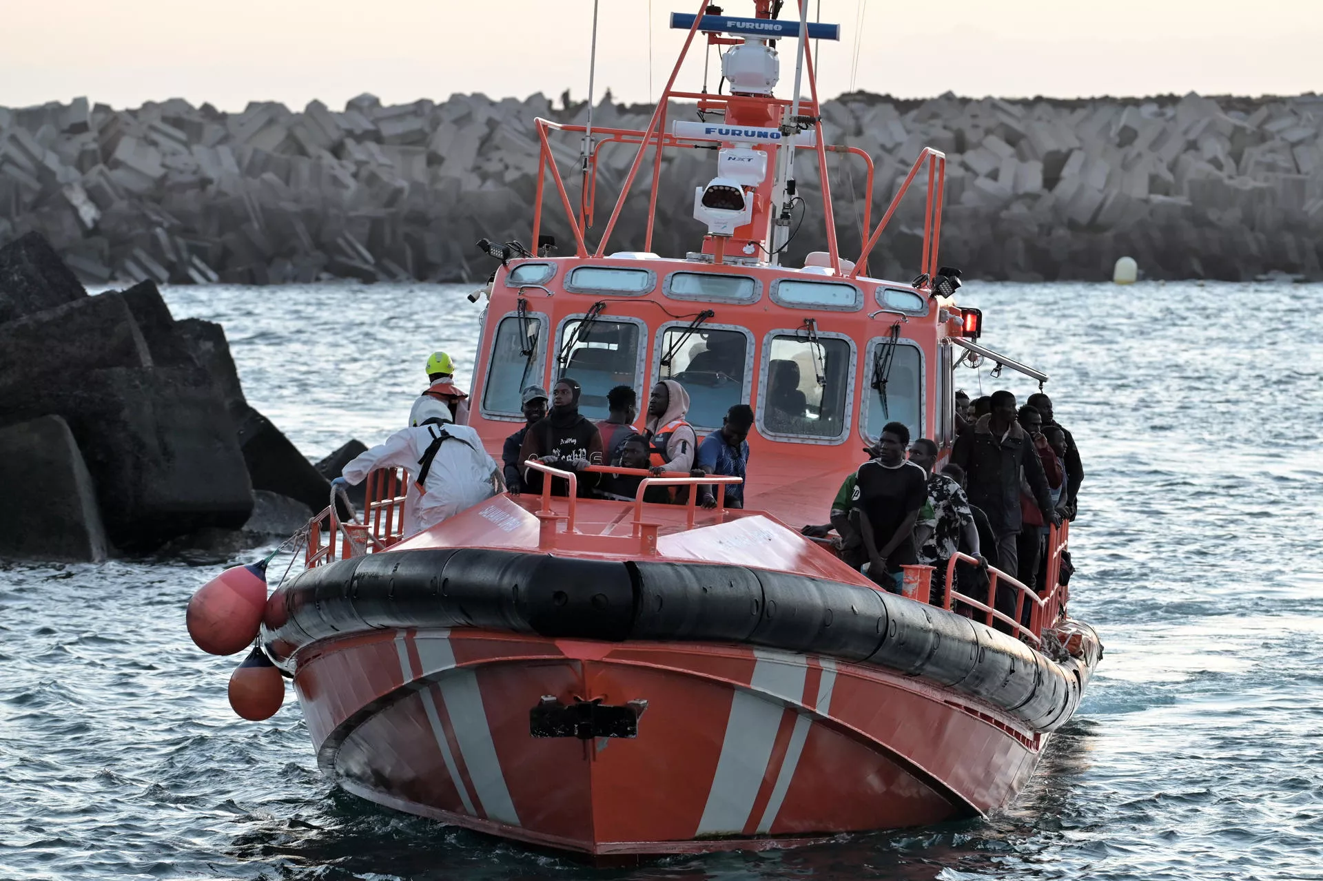 Rescate de Salvamento Marítimo en las aguas canarias. / EFE