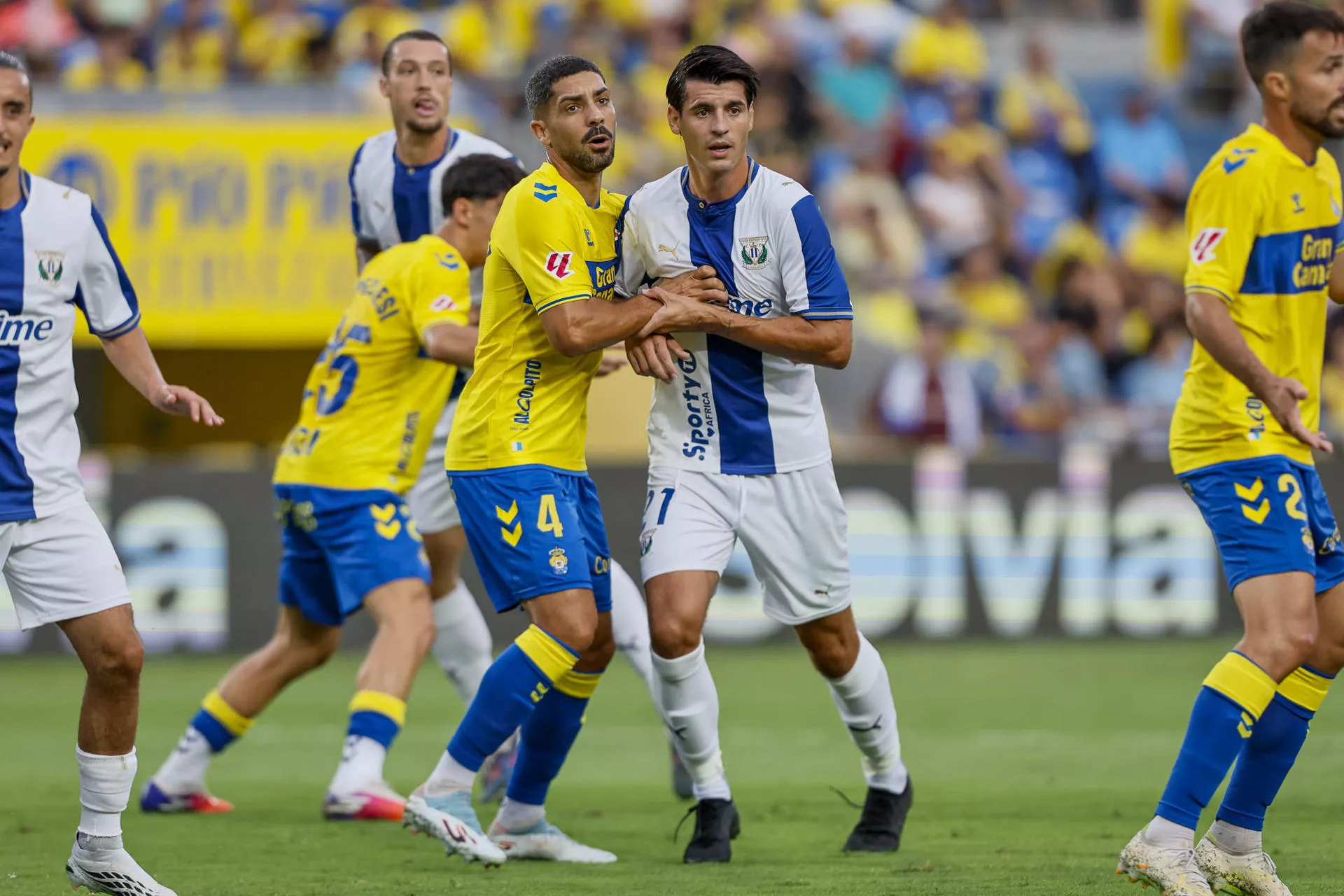 Álex Suárez marca a Álvaro Morata a la salida de un córner. / QUIQUE CURBELO-EFE