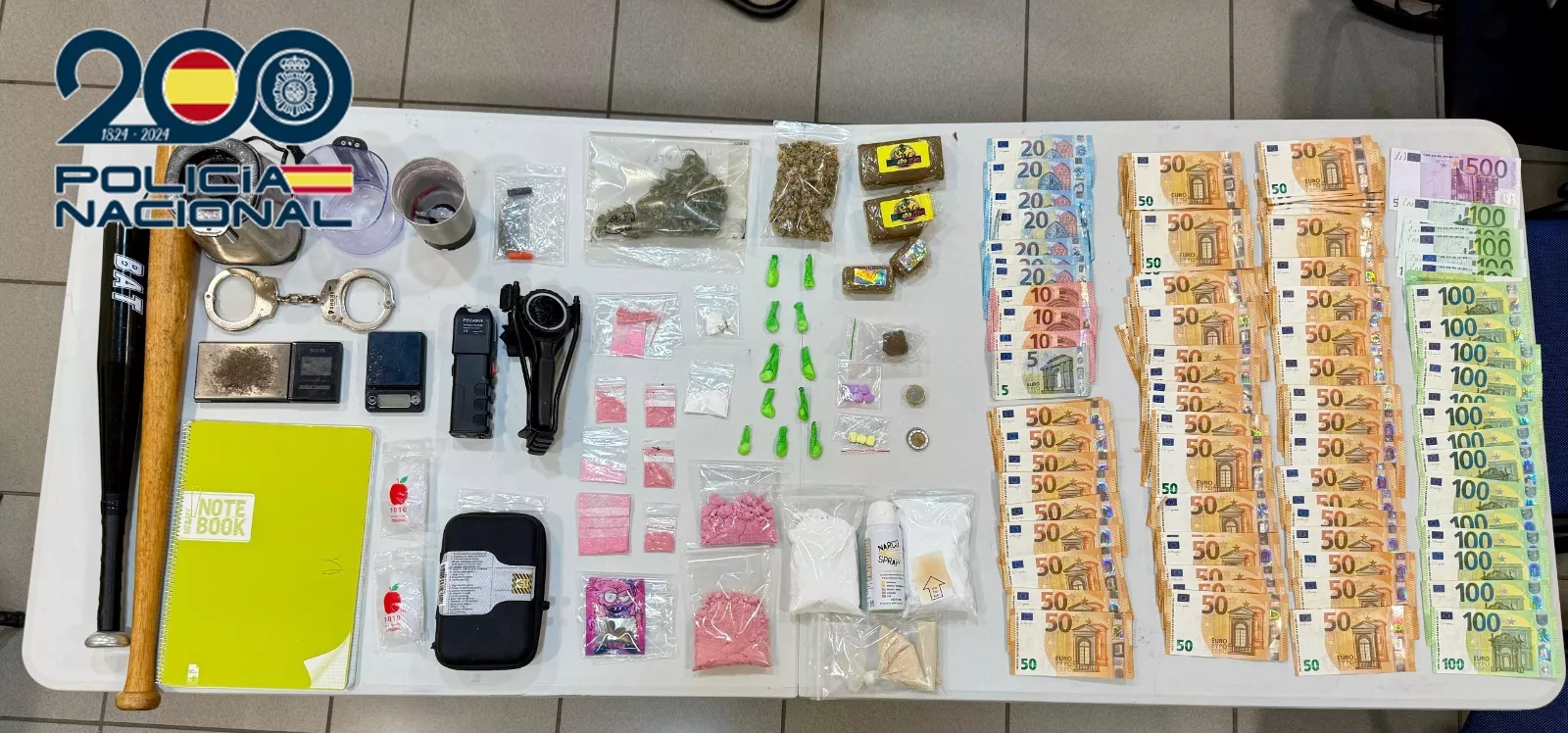 Dinero y droga incautada durante la operación. / POLICÍA NACIONAL