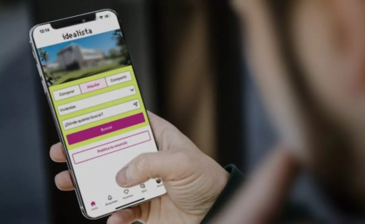 Una persona busca viviendas en alquiler en un portal inmobiliario / IDEALISTA