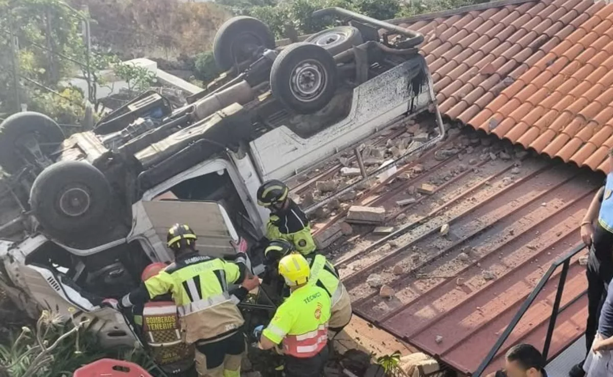 Un hombre de 82 años resulta herido grave tras caer con su vehículo sobre la azotea de una vivienda en Santa Úrsula. / POLICÍA CANARIA