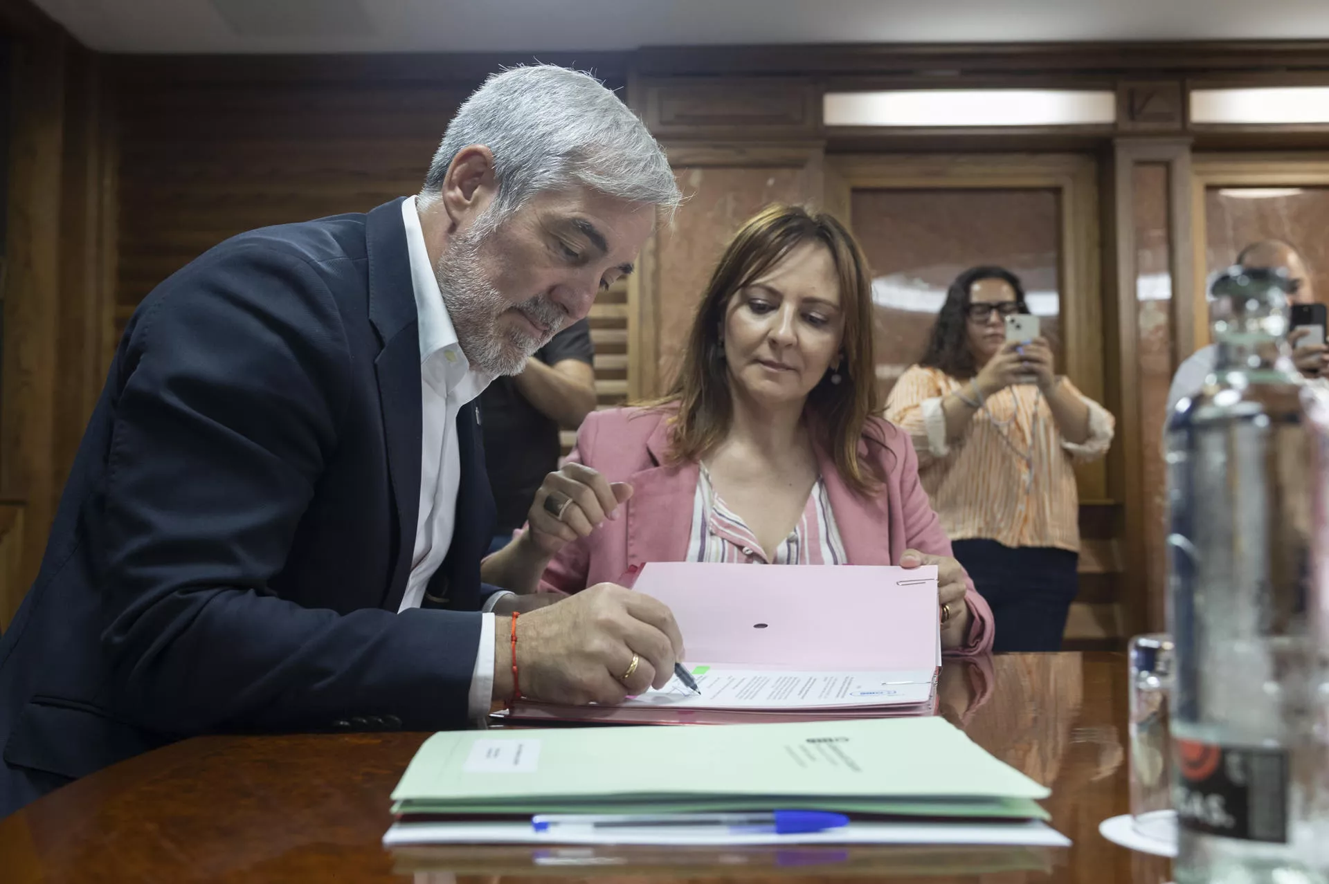 El presidente del Gobierno de Canarias, Fernando Clavijo (i), y la consejera de Presidencia, Nieves Lady Barreto (d), durante la reunión del Consejo de Gobierno. / QUIQUE CURBELO-EFE