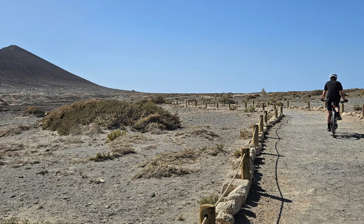 Una persona con la bicicleta por un sendero de Montaña Roja / PUERTOS DE TENERIFE