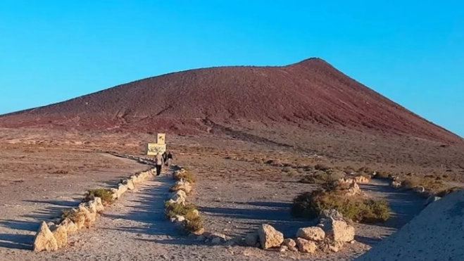 Imagen de un sendero delimitado en Montaña Roja / TURISMO DE EL MÉDANO Imagen de un sendero delimitado en Montaña Roja / TURISMO DE EL MÉDANO