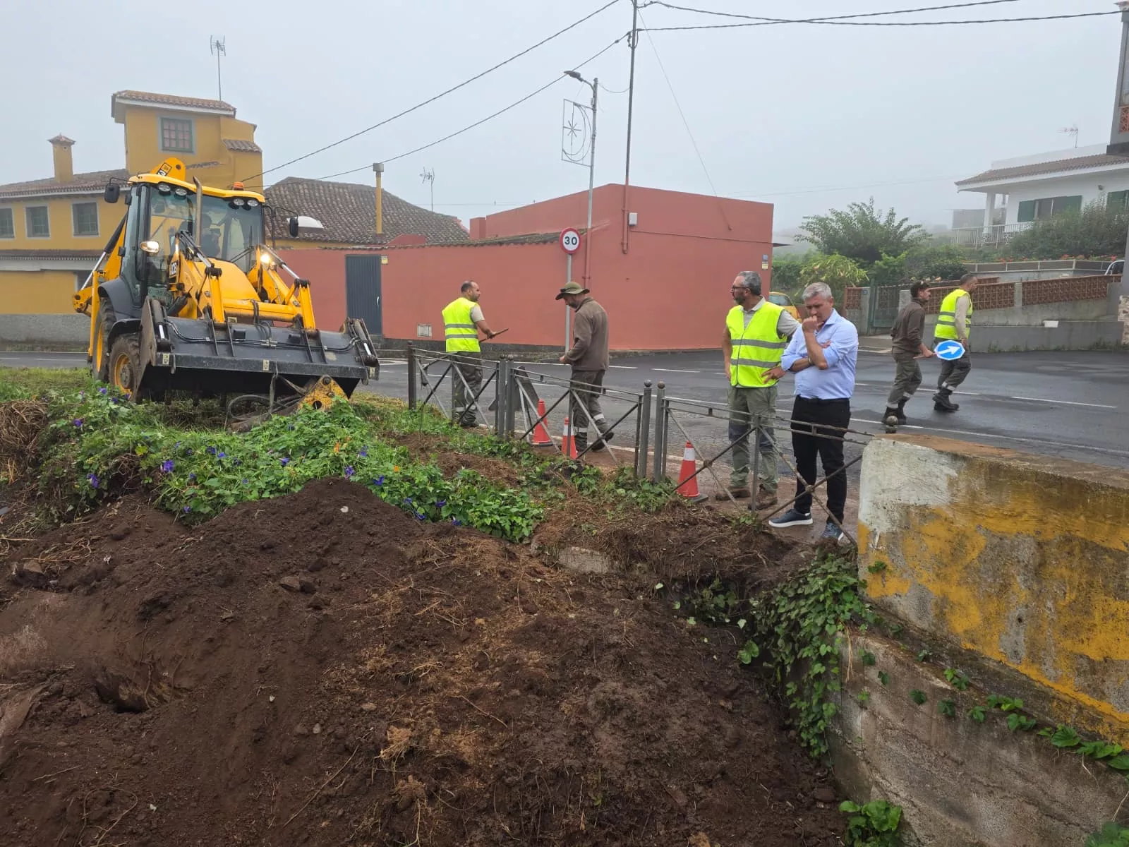 La Laguna limpia más de 91.000 metros cuadrados de barrancos ante la llegada de las lluvias. AYUNTAMIENTO