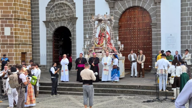 La Virgen del Pino fuera de la Basílica con el Manto Rojo, estrenado por primera vez en 2002 / ATLÁNTICO HOY La Virgen del Pino fuera de la Basílica con el Manto Rojo, estrenado por primera vez en 2002 / ATLÁNTICO HOY