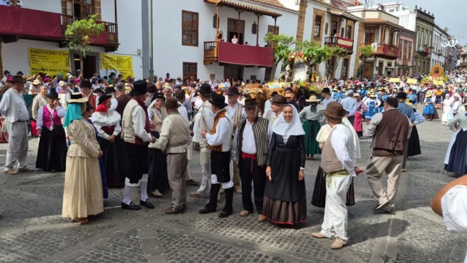 La calle principal del casco histórico de Teror repleta de las personas que participan en la romería con ofrendas para la Virgen del Pino / ATLÁNTICO HOY La calle principal del casco histórico de Teror repleta de las personas que participan en la romería con ofrendas para la Virgen del Pino / ATLÁNTICO HOY