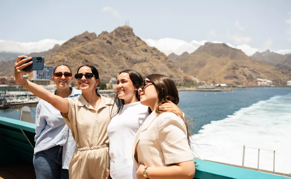 Unas pasajeras disfrutando de un viaje con Baleària Canarias / BALEÀRIA CANARIAS