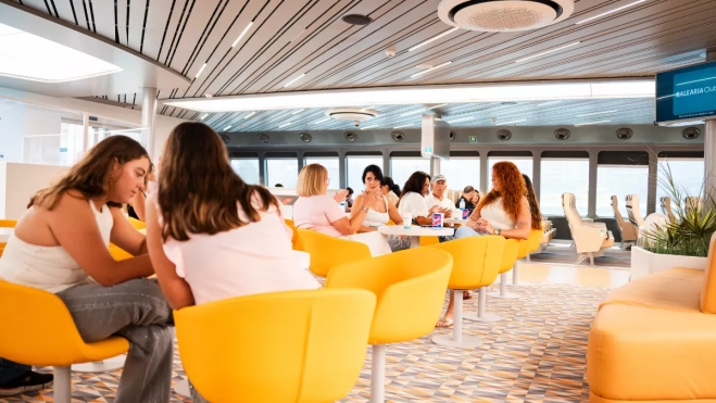 Pasajeros en el ferry Mercedes Pinto de Baleària Canarias / BALEÀRIA CANARIAS