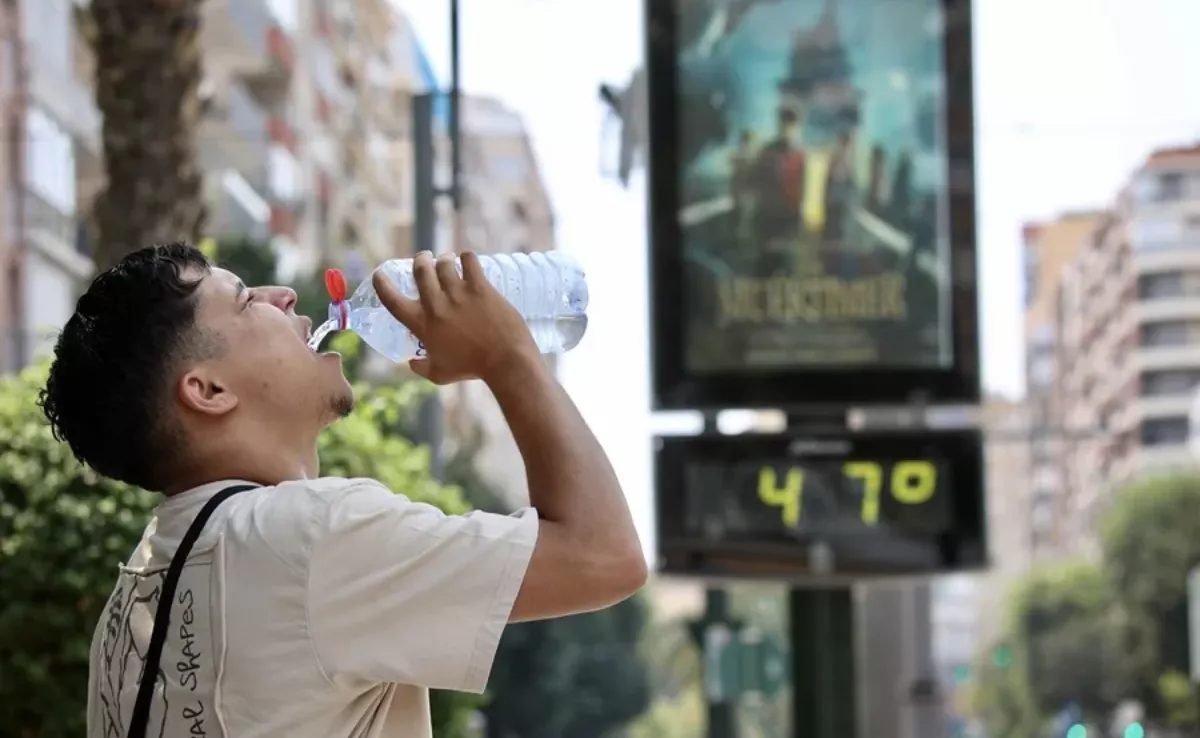 Imagen de una persona hidratándose durante una ola de calor / EFE