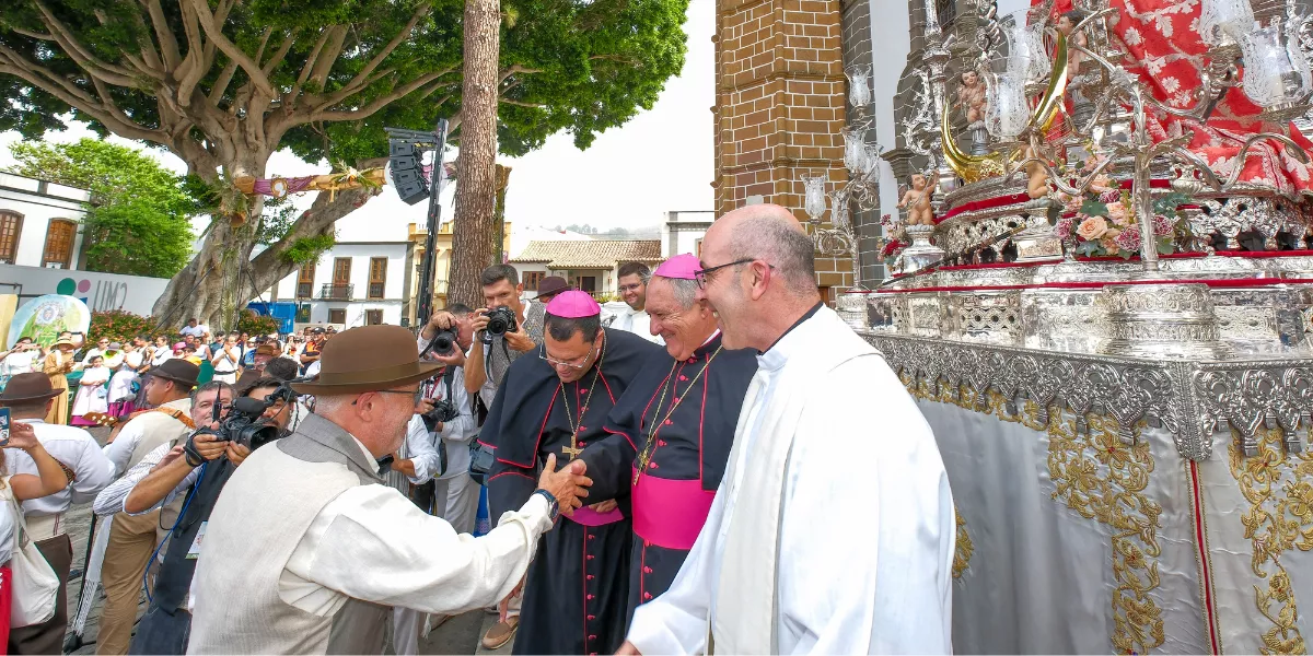 En la imagen, el obispo de la Diócesis de Canarias, José Mazuelos (2d), recibe las ofrendas de los romeros a la entrada de la Basílica de Teror. EFE Angel Medina G